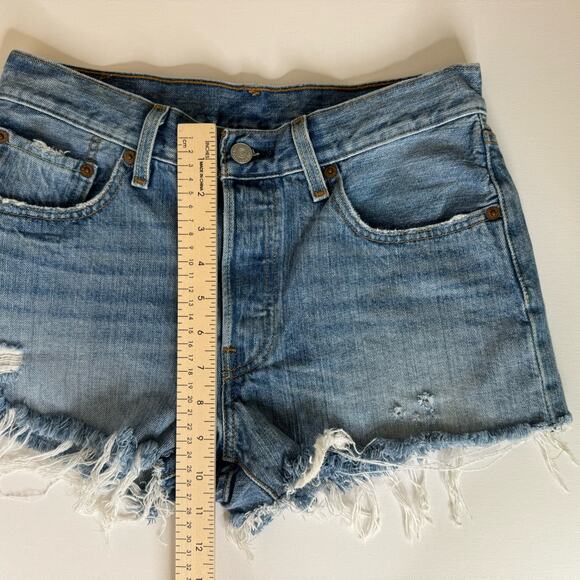 Levis 501 Womens Cutoff Distressed Denim Shorts Frayed Hem Sz 27 Everyday Casual - Picture 12 of 13